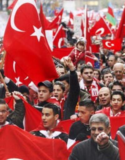 Avrupa'da 'Evetçi Türklerin çifte vatandaşlığı iptal edilsin' çağrısı