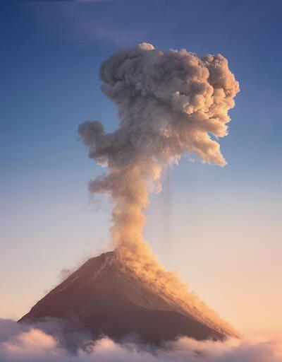 Guetemala'da Samanyolu altında patlayan yanardağı kamerada