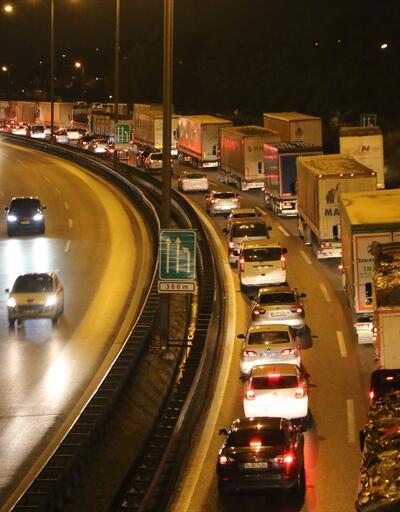 Tatilciler dönüş yolunda, trafik İzmit'te başladı