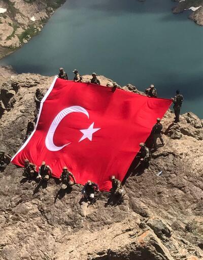 PKK'lılardan temizleyince, dev Türk bayrağı açtılar