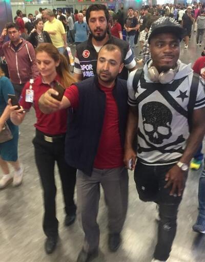Galatasaray taraftarı Emenike'yi havaalanında karşıladı