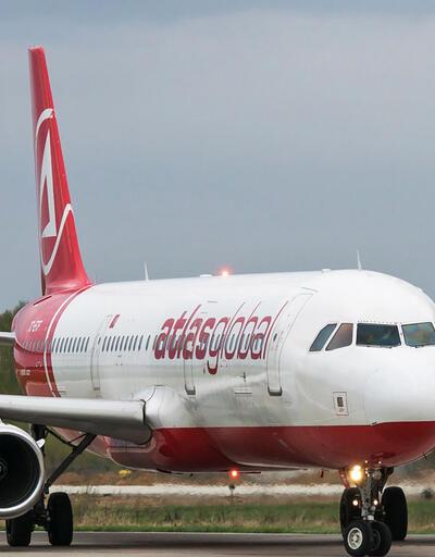 İstanbul'a gelen uçağın havada kokpit camı çatladı