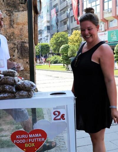 İzmir'in turizm elçisi kedilerini Aras koruyor