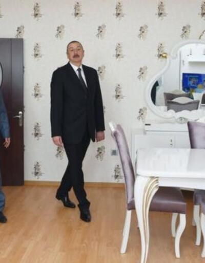 Aliyev gazetecilere ev hediye etti, ortalık karıştı