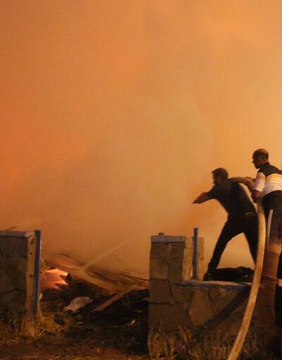 Bingöl'de boş arazideki keresteler yandı, şehir duman altında kaldı