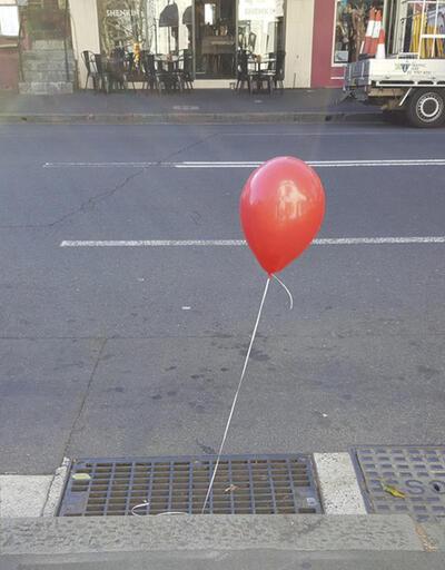 Sidney sokaklarındaki kırmızı balonlar görenleri ürkütüyor!