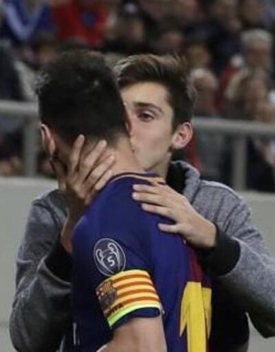 Yunan taraftardan Messi'ye öpücük