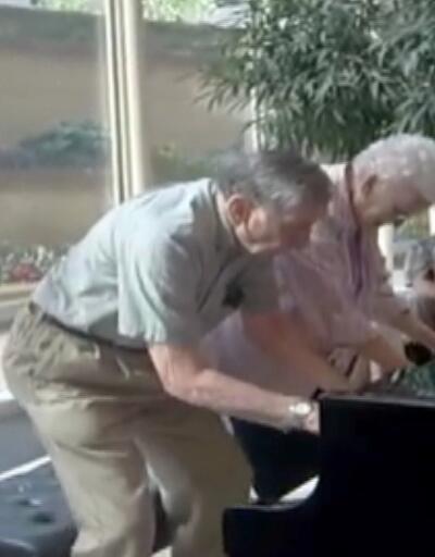 62 yıllık evli çiftten muhteşem piyano düeti