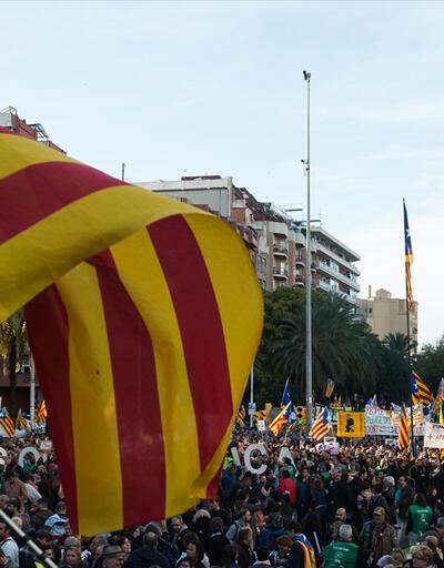 Binlerce kişi Katalan siyasetçiler için yürüdü