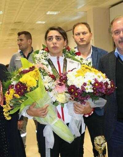 Dünya şampiyonu kick boksçu çiçeklerle karşılandı