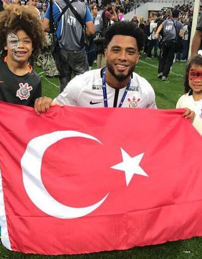 Colin Kazım şampiyonluğu Türk bayrağıyla kutladı