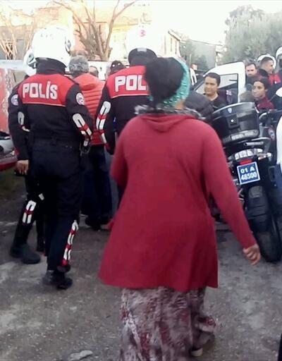 Adana'da polis aracına taş ve sopalarla saldırdılar
