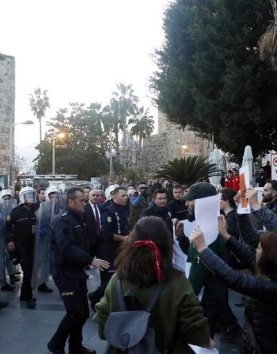 Antalya’daki gözaltı protestosuna polis müdahelesi