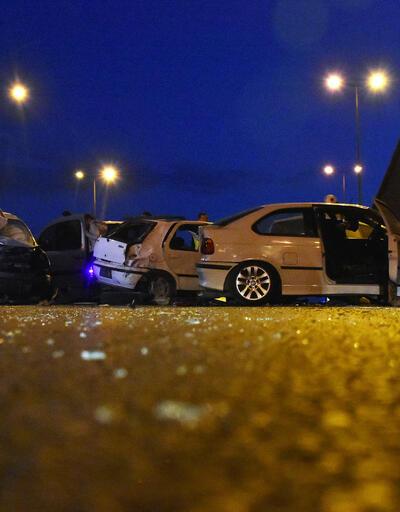 Alkollü sürücü zincirleme kazaya yol açtı: 3'ü polis 7 kişi yaralandı