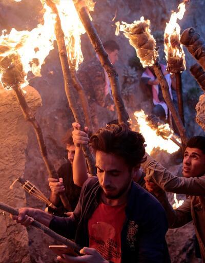 Irak'taki Nevruz kutlamalarında onlarca kişi Akre Tepesi'ne çıktı