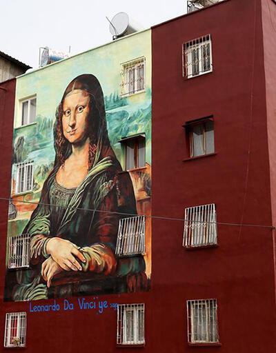 Da Vinci'nin Mona Lisa'sı bina duvarında 