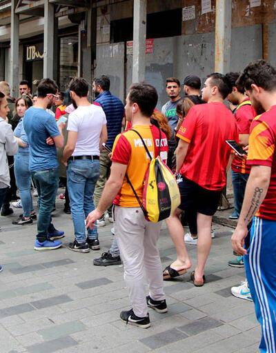 İstiklal Caddesi'nde metrelerce Galatasaray kuyruğu