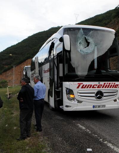 Dağdan kopan kaya, yolcu otobüsünün üstüne düştü