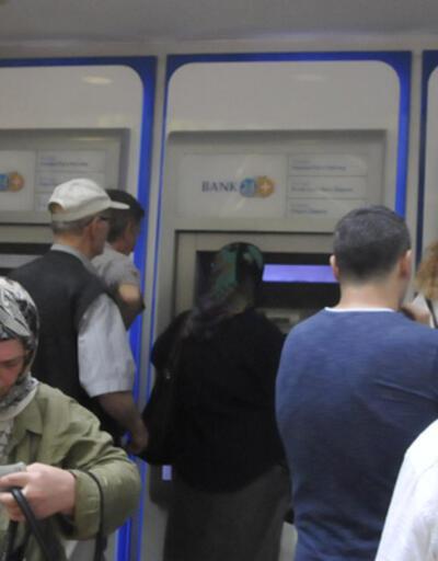 Emekliler bayram ikramiyesi için ATM'lere koştular 