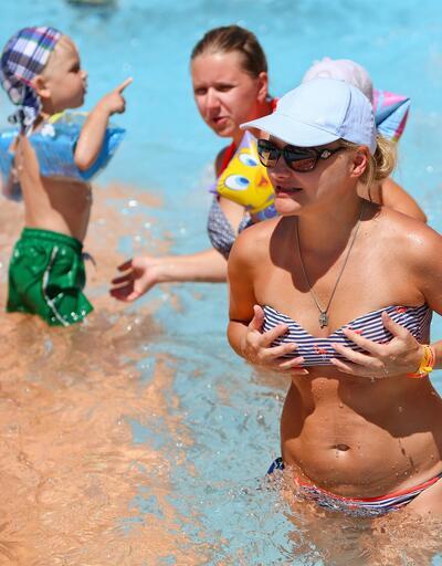 Antalya'da termometre 42 dereceyi gördü: Havuzlara akın ettiler