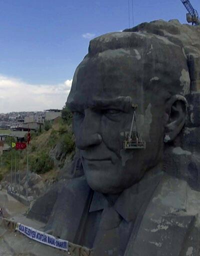 Dev Atatürk büstü böyle onarılıyor