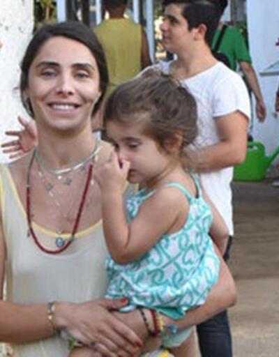Nur Fettahoğlu ilk kez kızıyla görüntülendi