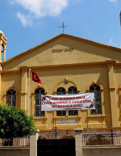 Hıristiyanlar Kurban Bayramı’nı kiliseye pankart asarak kutladı