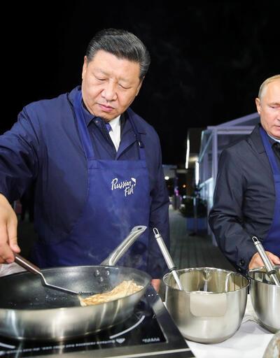 Putin ve Şi Cinping böyle krep hazırladı