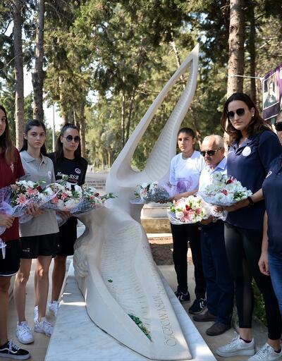 Basketbolcular Özgecan Aslan'ın mezarını ziyaret etti