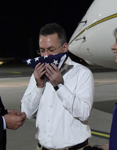 Rahip Brunson Almanya’ya indiği gibi ABD bayrağını öptü