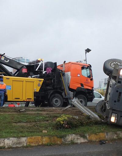 Kadıköy'de hafriyat kamyonu devrildi 