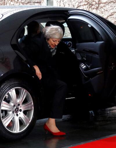 Theresa May'in zor anları! "AB'den çıkamadığı gibi kapıdan da çıkamıyor" 