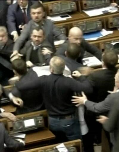 Ukrayna Parlamentosu'nda yumruklar konuştu!