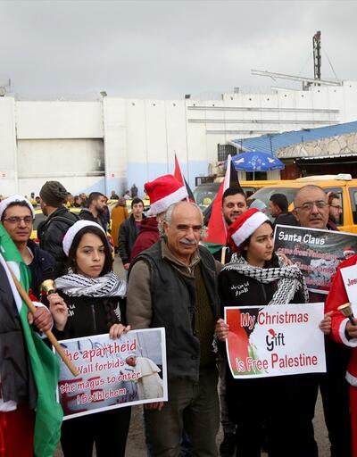 Batı Şeria'da Ayrım Duvarı'nda Noel Baba kostümlü gösteri