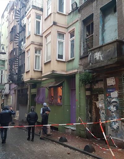 Beyoğlu'nda 5 katlı metruk binanın içi çöktü