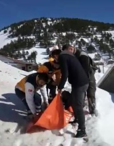 Hasta kadın, karla kaplı yolda 500 metre sedyeyle taşındı