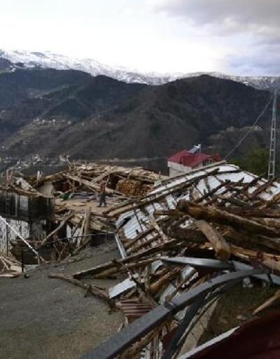 Trabzon'da fırtınada çatılar uçtu, ahırın duvarı yıkıldı