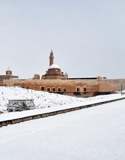 Tarihi İshak Paşa Sarayı baharda beyaza büründü