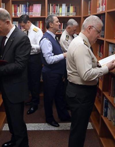 Bakan Akar ve komutanlardan Kütüphane ziyareti
