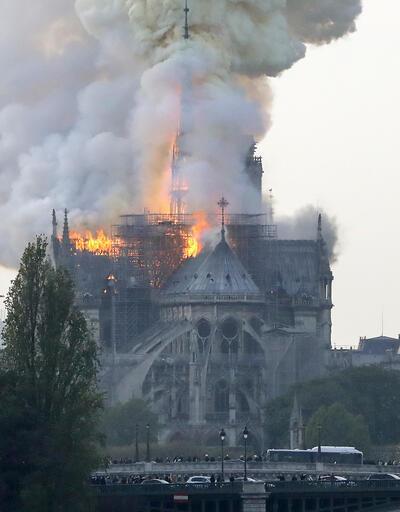 Notre Dame Katedrali'nde yangın çıktı
