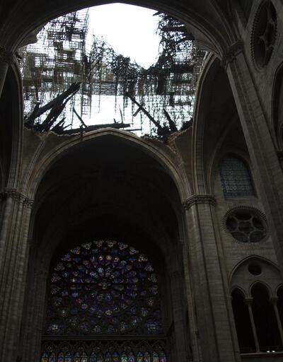 Yanan Notre Dame Katedrali'nin içi böyle görüntülendi