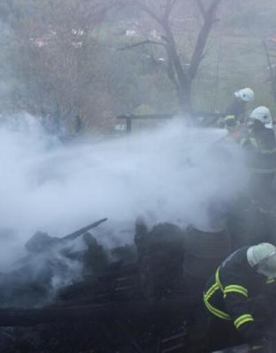 Sinop'ta tek katlı ahşap ev yandı: 3 ölü