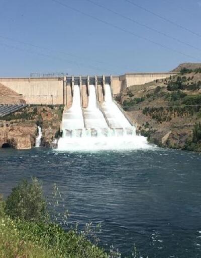 Keban Barajı'nın tahliye kapakları 15 yıl sonra açıldı
