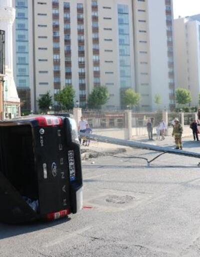 Sancaktepe'de elektrik direğine çarpan kamyonet takla attı: 6 yaralı