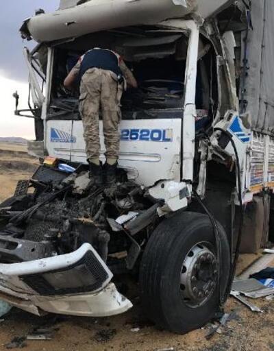 Şırnak'ta kamyonlar çarpıştı: 1 ölü
