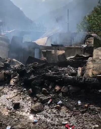 Yusufeli’nde yanan 10 evden geriye enkaz yığınları kaldı