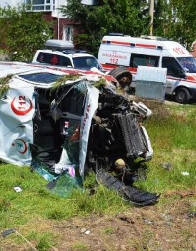 Çubuk'ta ambulans ile otomobil çarpıştı: 6 yaralı