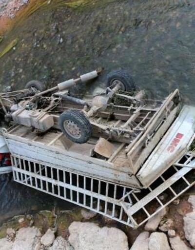 Malatya'da dereye devrilen kamyonetteki 2 kişi yaralandı