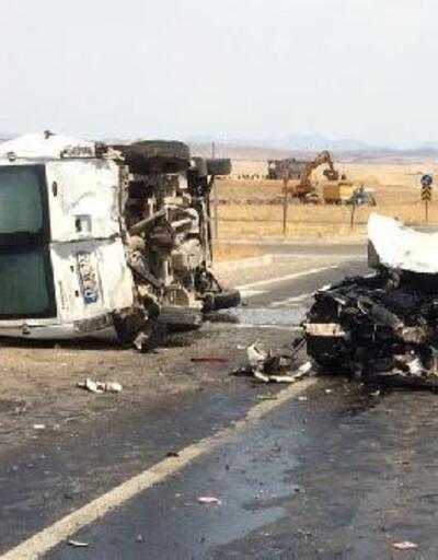 Diyarbakır'da otomobil yolcu minibüsüne çarptı: 3 yaralı