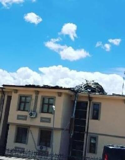 Fırtına, kaymakamlık binasının çatısını uçurdu